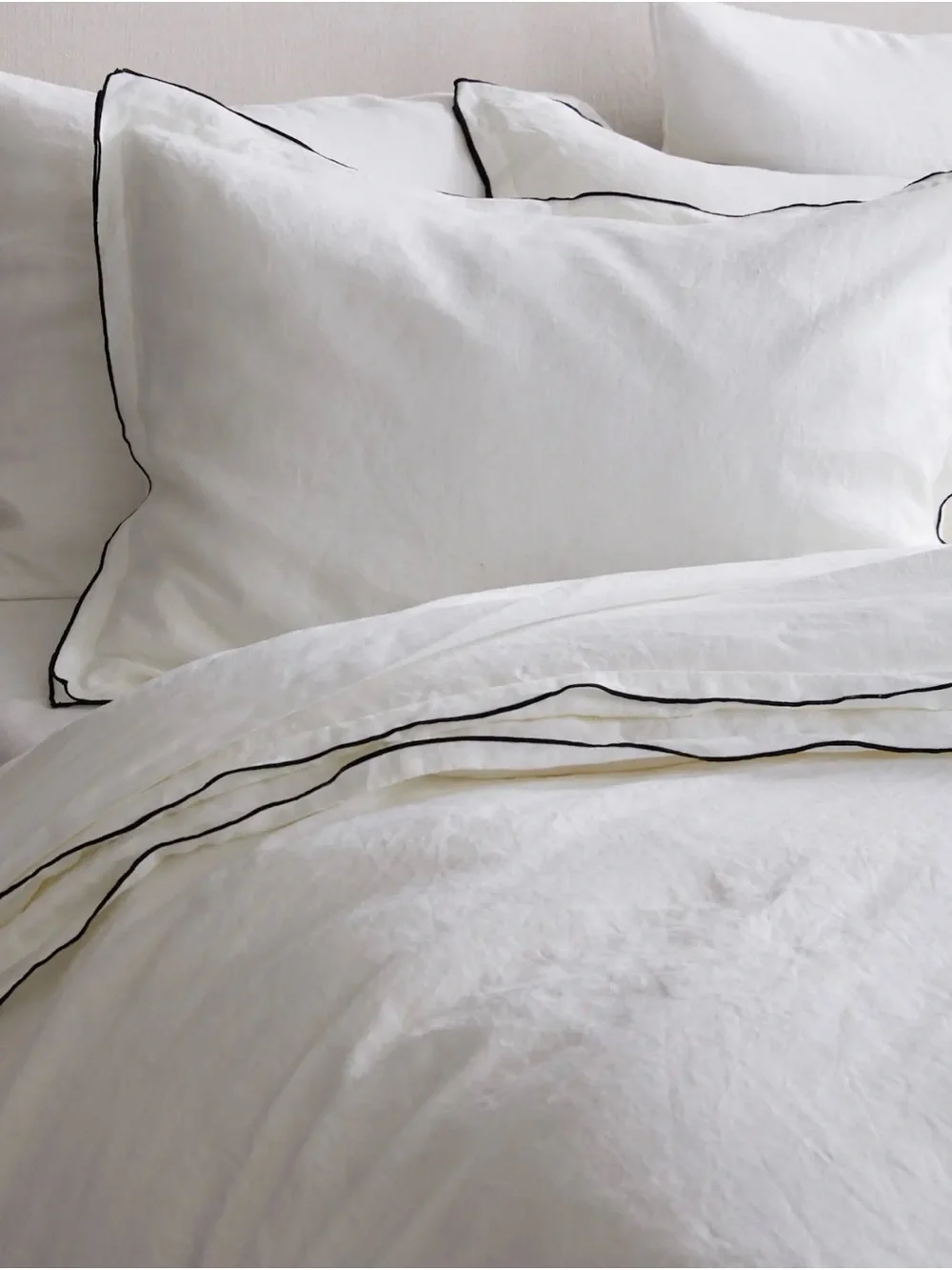 NWOT European Linen White Duvet Cover Set with Navy Piping - Retail $190